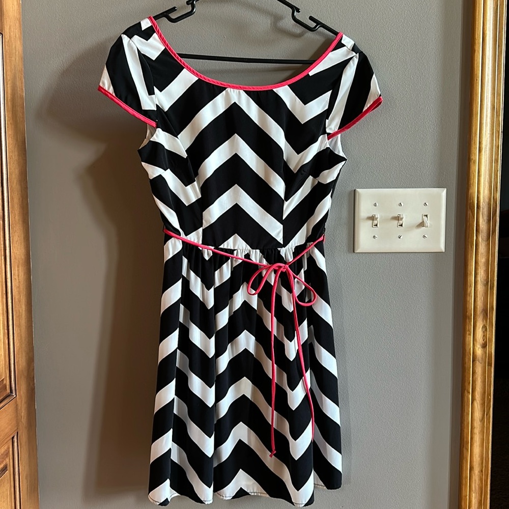B. DARLIN Black & White Chevron with Fit & Flare Short Dress - Size Juniors 7/8